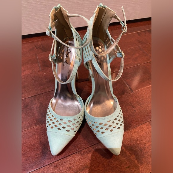 Mint green pointed toe heels size 8 - Picture 3 of 13